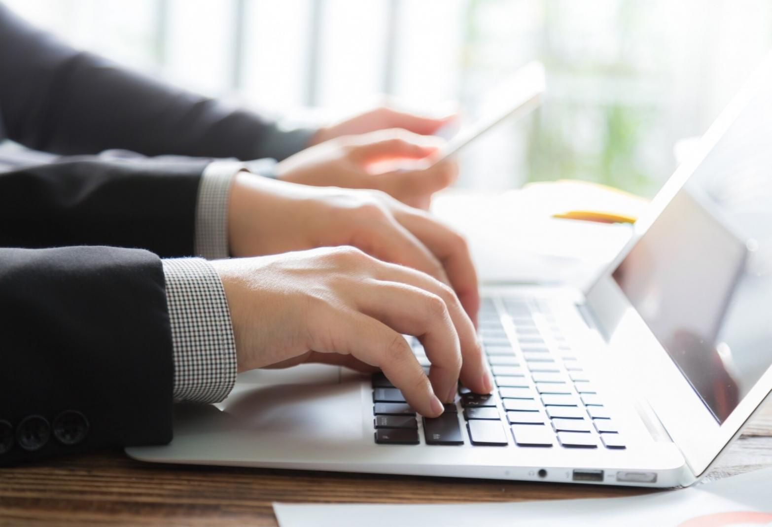 Espacio de trabajo moderno con documentos financieros