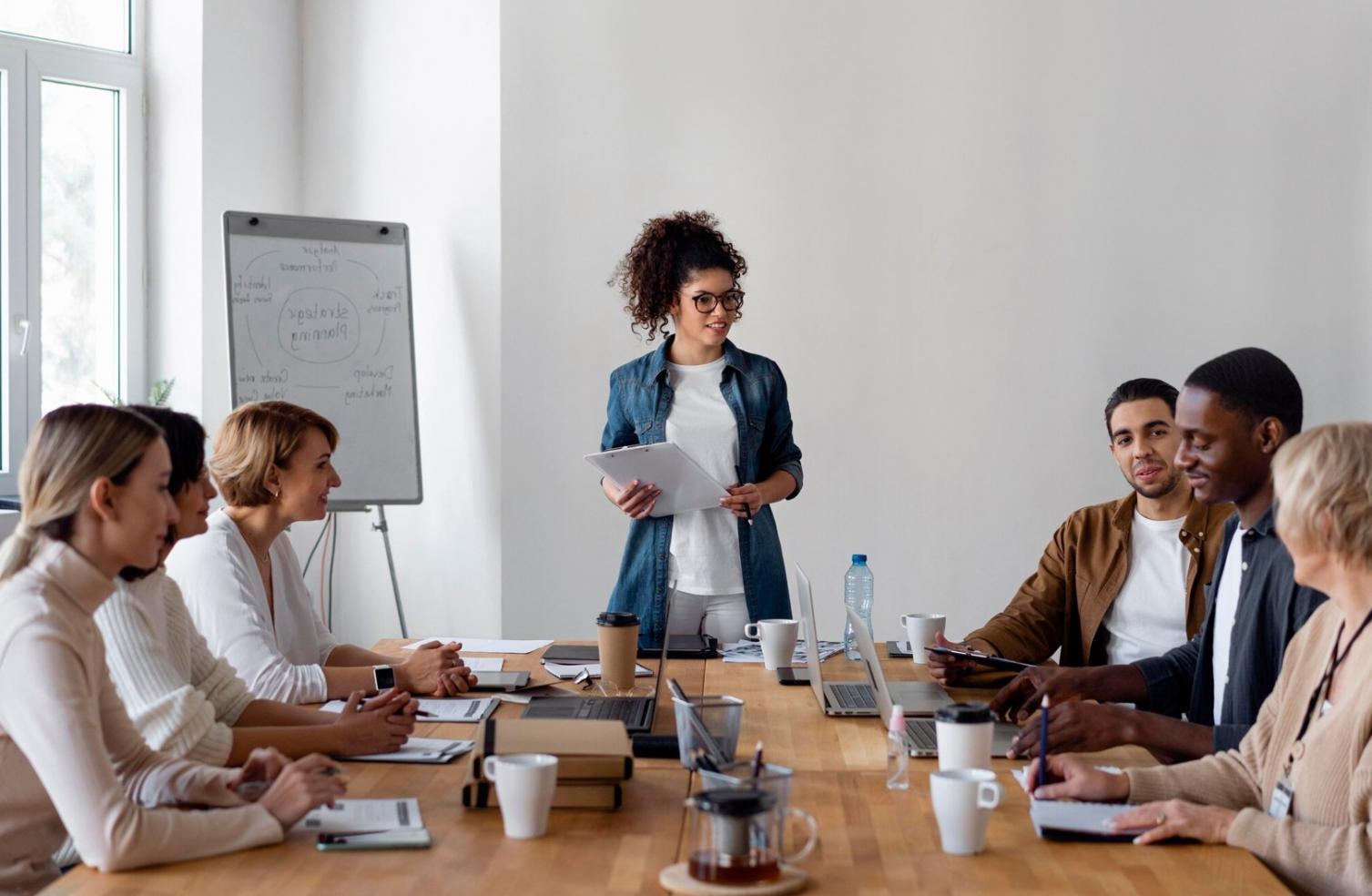 Sesión de formación en ventas empresariales con equipo comercial